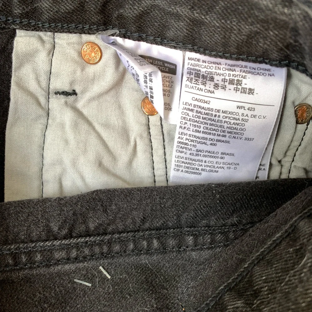 Levi's Women's 501 Shorts Mid Rise Signature Button Sz‎ 27 Black Distressed NWT - Picture 6 of 10